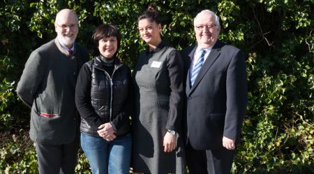 4 Leute vor Efeuwand